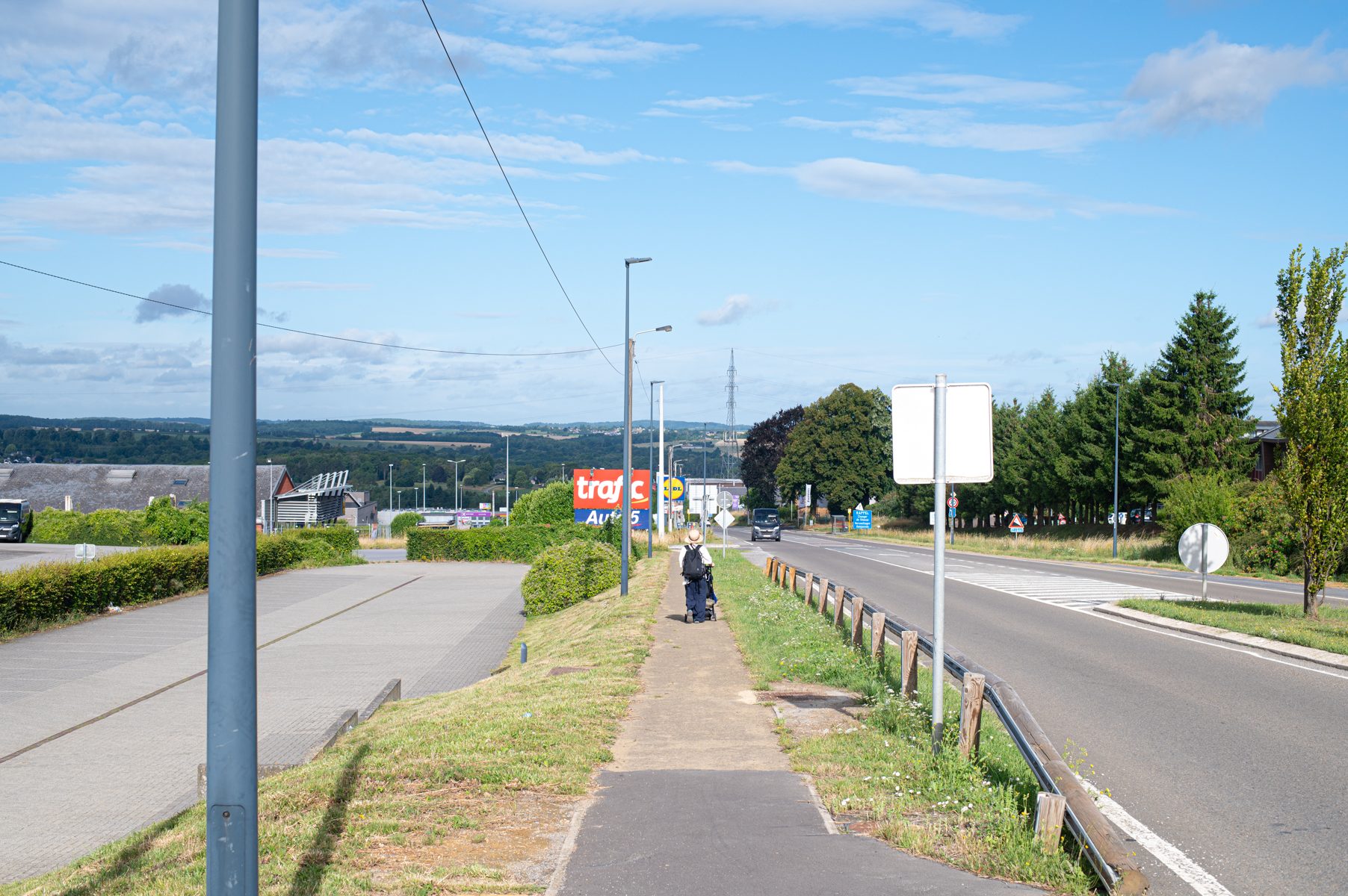 青い空の下、歩道をどこまでも