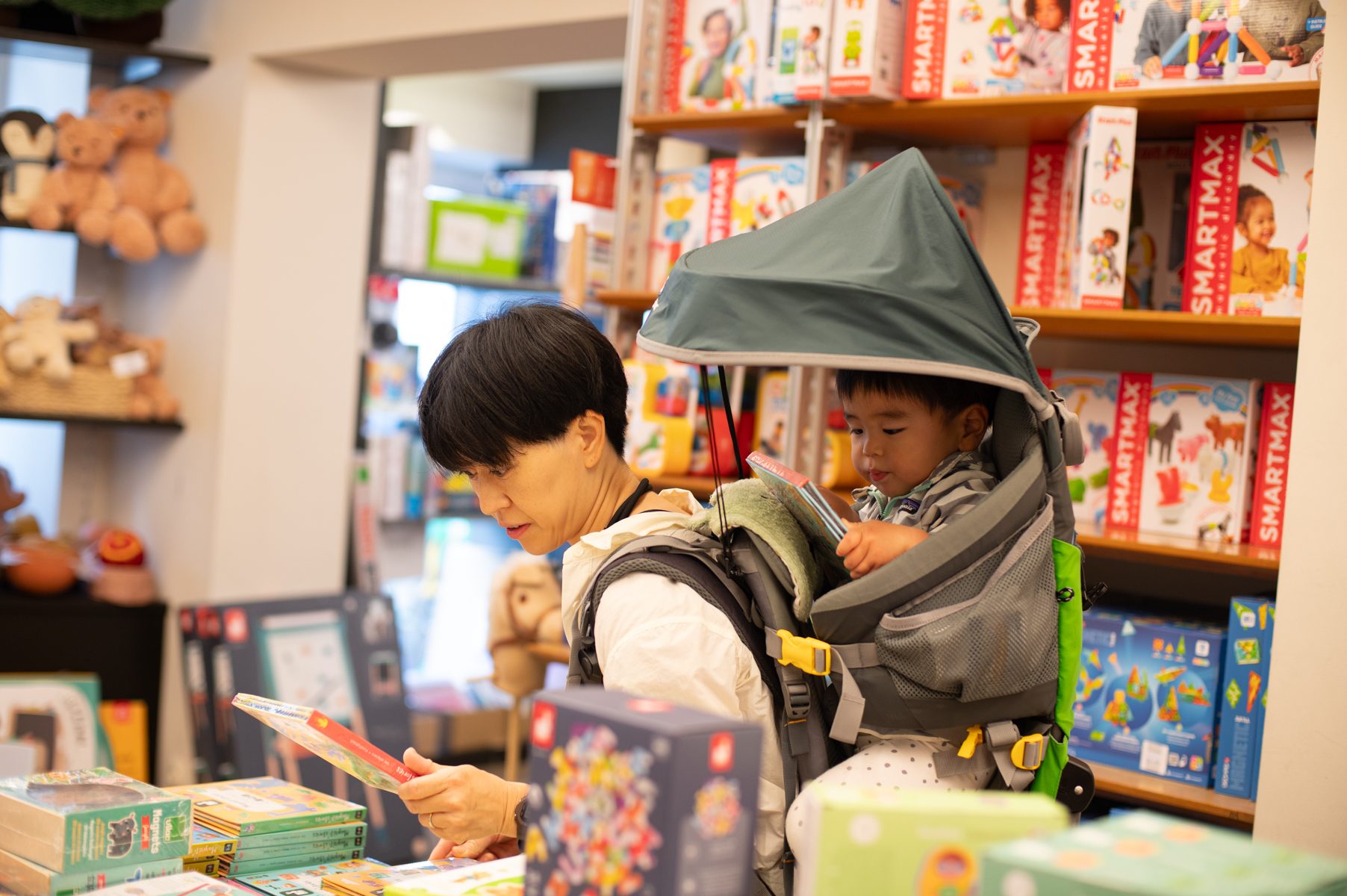 おもちゃ屋さんで、本えらび