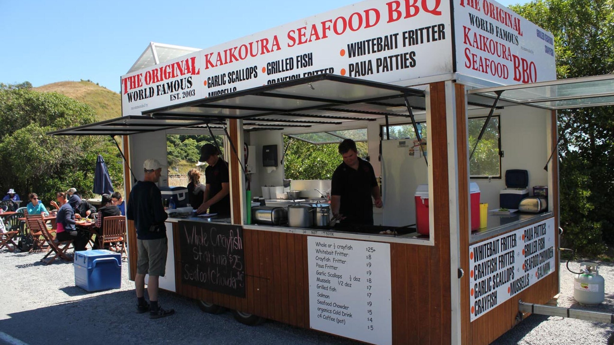 海辺の屋台Kaikōura Seafood BBQの外観と屋外テーブル