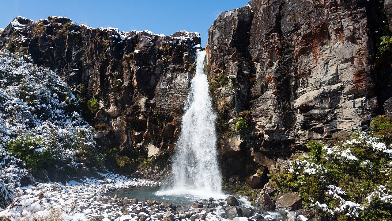 黒い溶岩の崖から流れ落ちるTaranaki Falls