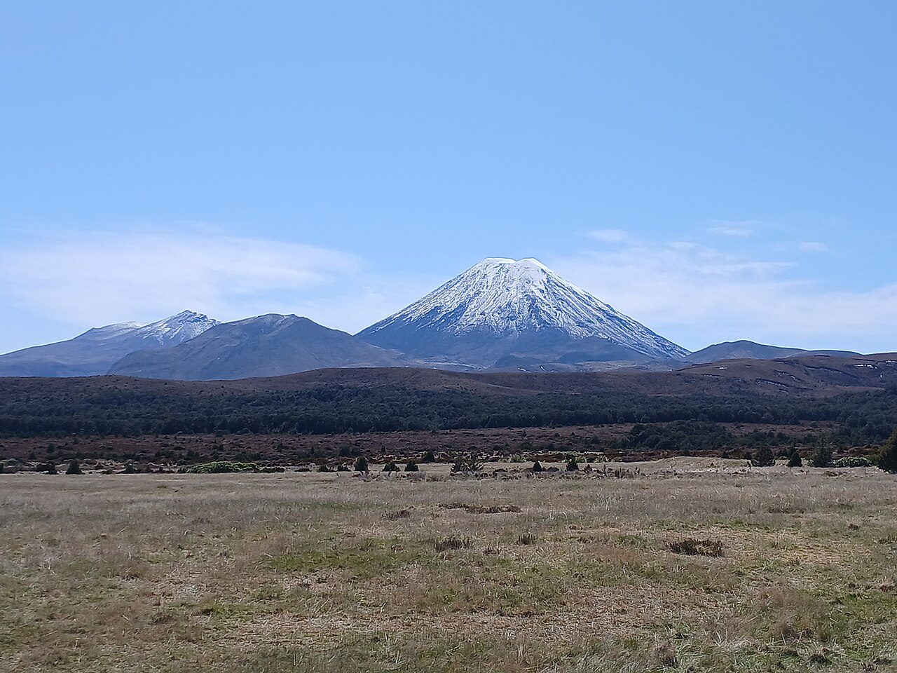 Whakapapaから望む円錐形のMount Ngauruhoe