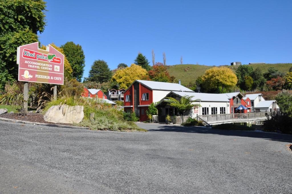 Waitomo Village Chalets home of Kiwipakaの外観