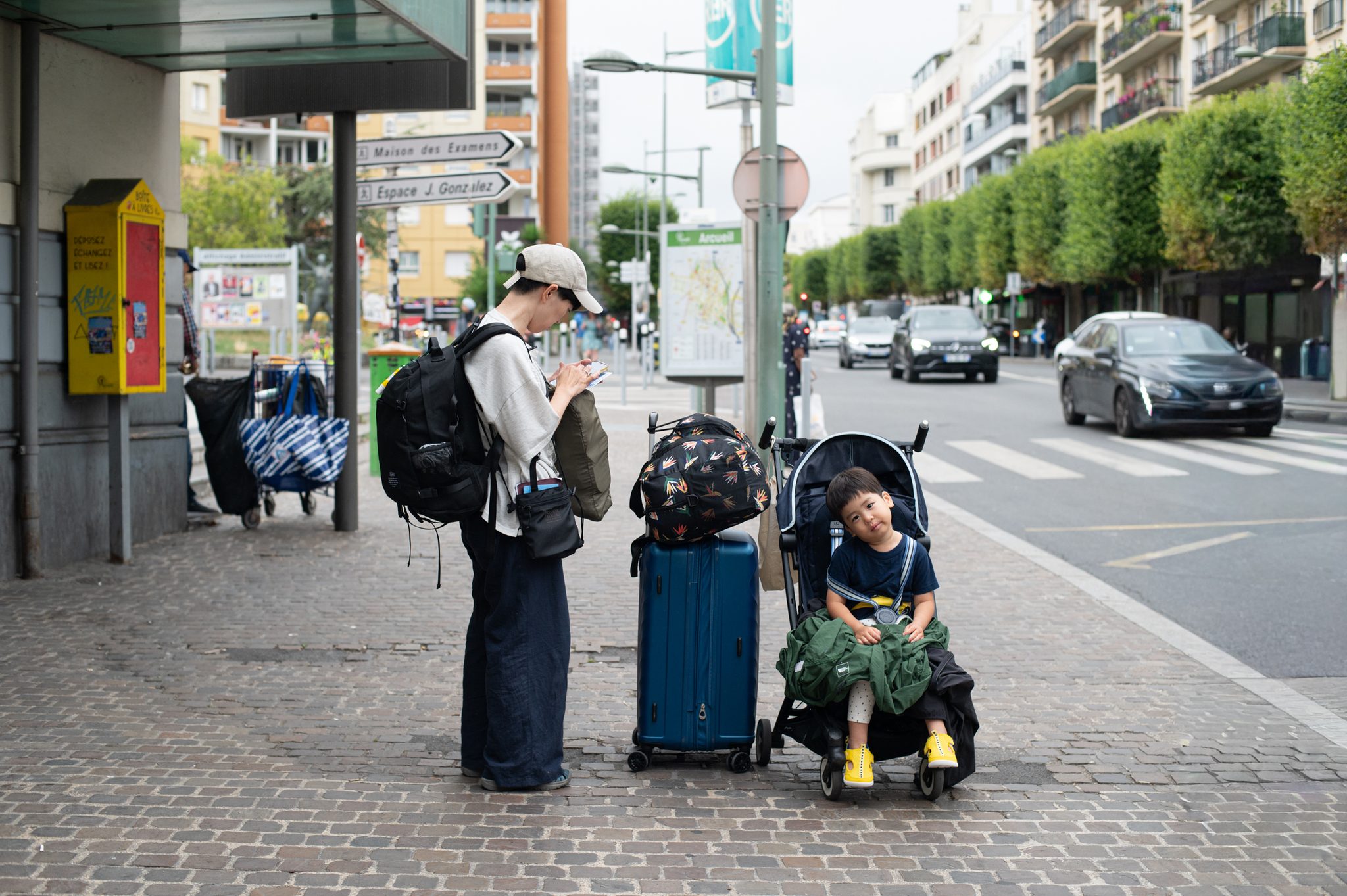 スーツケースふたつと、ベビーカー。大冒険は、パリの歩道から始まった。
