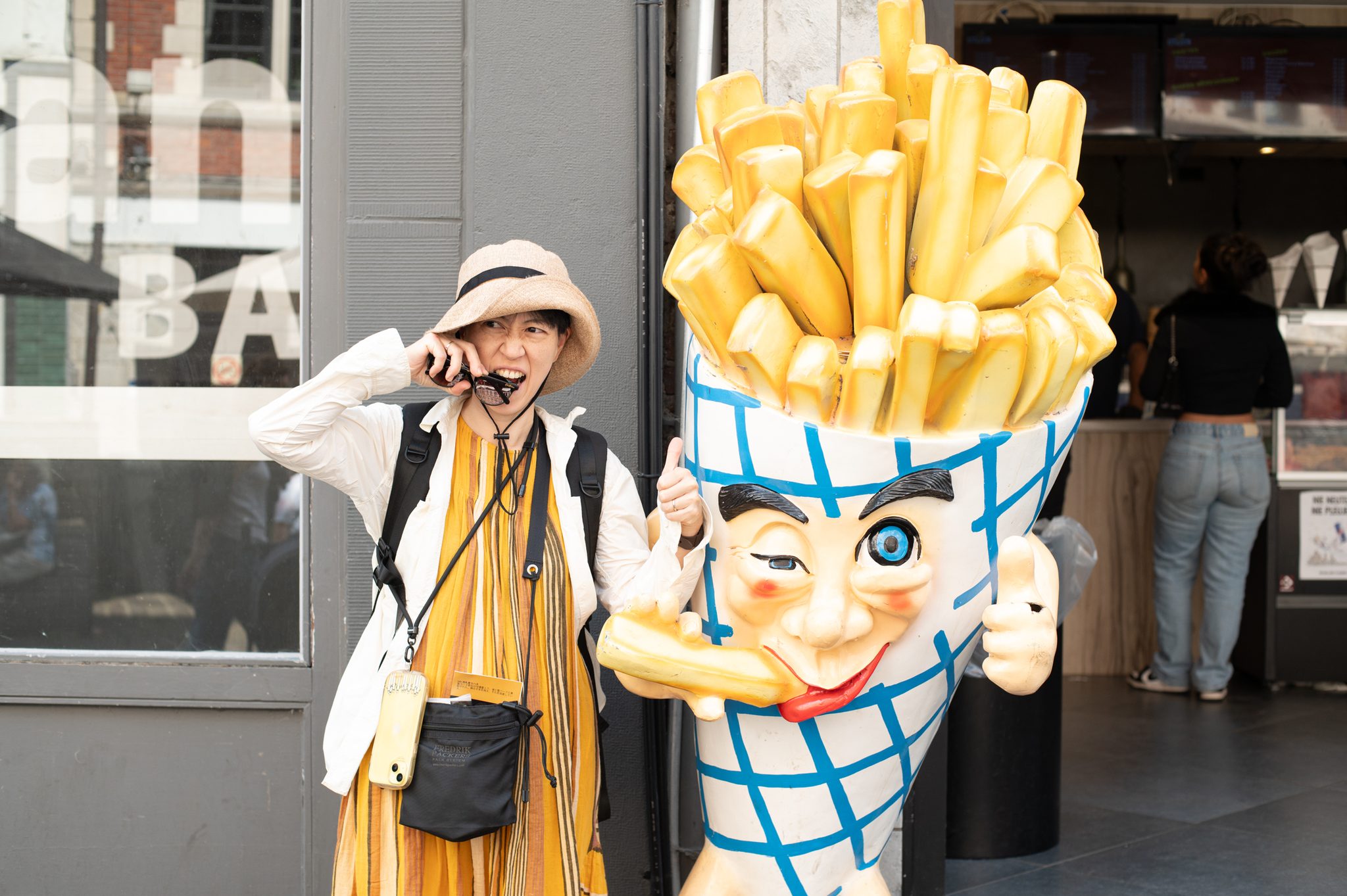 ベルギーはフリッツの国。大きなポテトの前で、記念に一枚。
