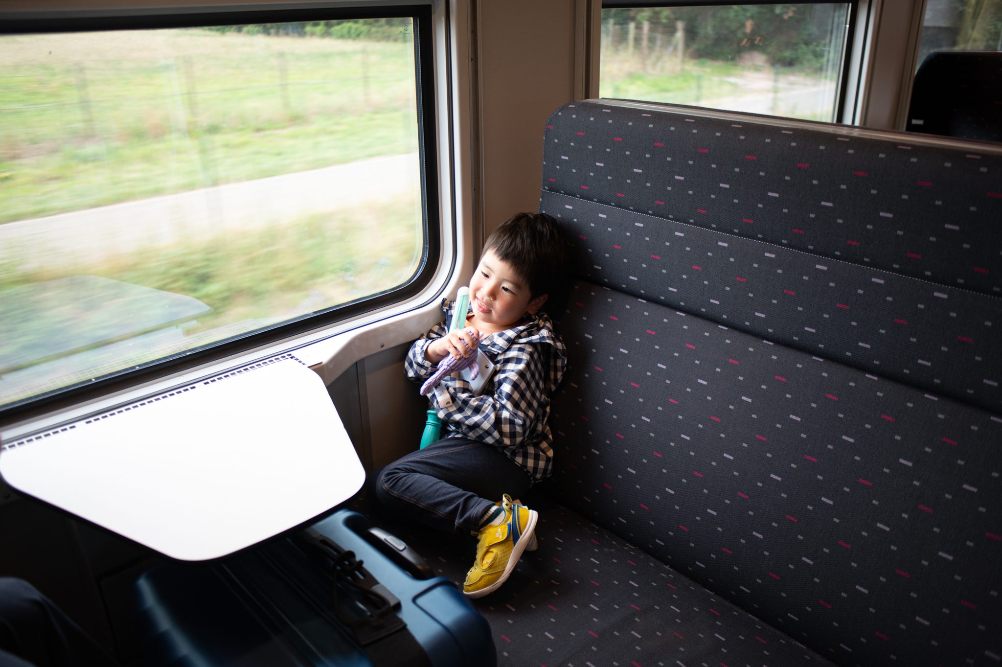 移動もまた、旅のうち。列車の座席は、りっぱなベッドになる。